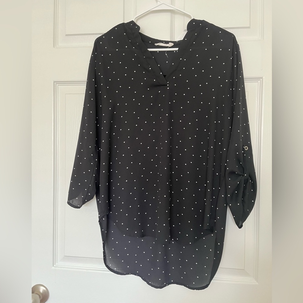Super comfy blouse, great condition. The back is longer than the front.